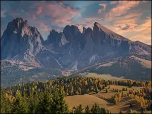Dolina Val Gardena, Góry Sassolungo, Jesień, Włochy, Drzewa, Płaskowyż Seiser Alm