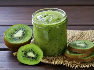 Koktajl z kiwi na lnianej tkaninie