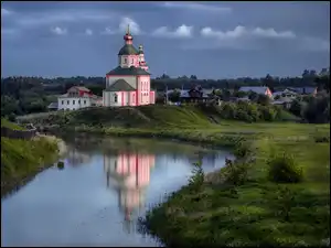 Suzdal, Rzeka Kamienka, Odbicie, Obwód włodzimierski, Drzewa, Cerkiew św. Eliasza, Rosja, Trawa