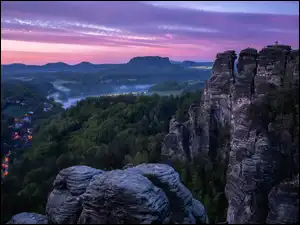 Drzewa, Światła, Park Narodowy Saskiej Szwajcarii, Mgła, Skały, Saksonia, Domy, Góry Połabskie, Zachód słońca, Las, Niemcy
