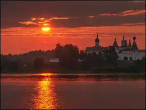 Czerwone niebo zachodzącego słońca nad Monasterem Terapontowskim we wsi Ferapontovo