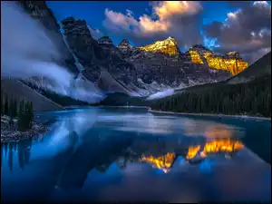 Drzewa, Kanada, Las, Moraine Lake, Chmury, Szczyty, Alberta, Park Narodowy Banff, Mgła, Jezioro, Odbicie, Rozświetlone, Góry