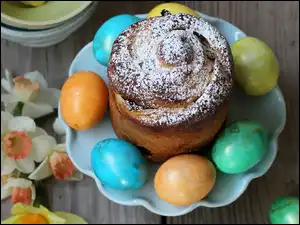 Jajka i babka na talerzu