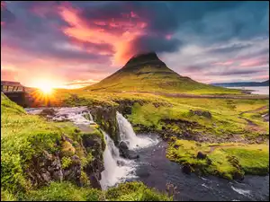 Półwysep Snaefellsnes, Islandia, Wodospad Kirkjufellsfoss, Chmury, Góra Kirkjufell, Promienie słońca