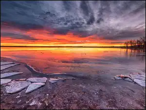 Pochmurne niebo i zachód słońca nad jeziorem Chatfield Lake