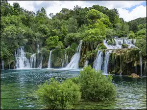 Wodospady, Park Narodowy Jezior Plitwickich, Chmury, Chorwacja, Skały, Rośliny, Drzewa