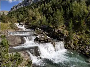 Dolina Ordesy i wodospad kaskadowy w Parku Narodowym Ordesa y Monte Perdido w Hiszpanii