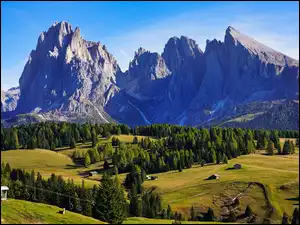 Domy na płaskowyżuAlpe di Siusi w Dolomitach