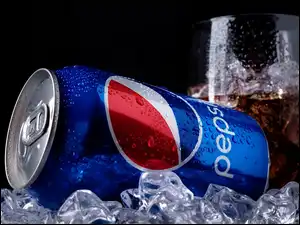 Puszka pepsi na kostkach lodu