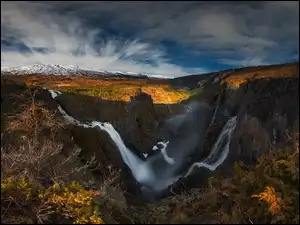 Dolina i wodospady w Norwegii