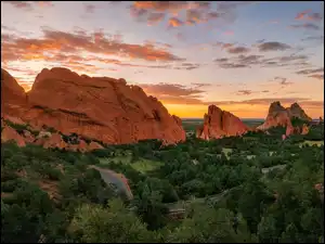Stany Zjednoczone, Garden of the Gods, Colorado Springs, Park, Chmury, Wschód słońca, Drzewa, Skały, Formacje skalne, Kolorado