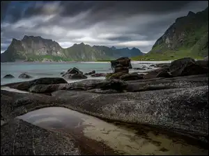 Chmury, Uttakleiv Beach, Skały, Plaża, Lofoty, Norwegia, Góry, Morze Północne, Wybrzeże, Kamienie