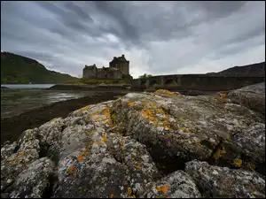 Zamek Eilean Donan, Szkocja, Most, Skały, Jezioro Loch Duich