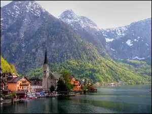 Góry Alpy Salzburskie, Austria, Jezioro Hallstättersee, Domy, Miasteczko Hallstatt, Kościół