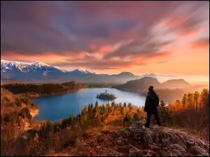Słowenia, Góry, Bled, Wysepka, Jezioro, Mgła, Lasy, Człowiek, Zachód Słońca