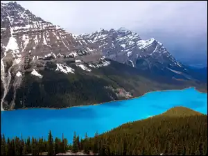 Jezioro Peyto Lake i góry w kanadyjskim Parku Narodowym Banff pod chmurami