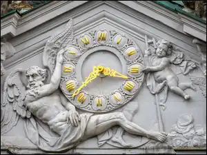 Rzeźba z aniołami i zegarem