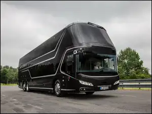 Czarny autobus Neoplan