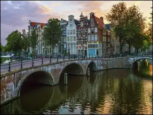 Holenderskie miasto Amsterdam z mostem na rzece Amstel