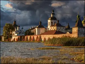 Kiriłłow, Cerkiew, Drzewa, Obwód wołogodzki, Monaster Świętego Cyryla Biełozierskiego, Trawa, Rosja, Jezioro Białe