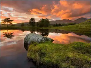 Jezioro, Kelly Hall Tarn, Anglia, Góry, Chmury, Zachód słońca, Drzewa
