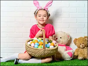 Dziewczynka z misiami i koszykiem pisanek