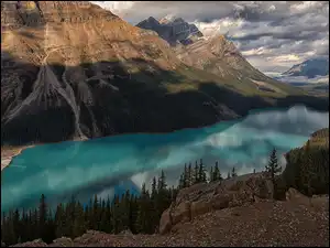 Kanada, Chmury, Promienie słońca, Lasy, Peyto Lake, Jezioro, Góry, Park Narodowy Banff, Canadian Rockies, Alberta