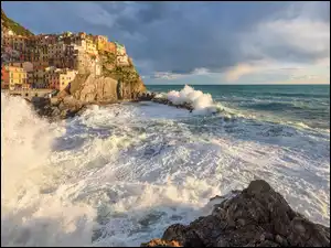 Morze Liguryjskie, Cinque Terre, Zatoka, Kolorowe, Gmina Riomaggiore, Skały, Fale, Włochy, Domy, Miejscowość Manarola, Chmury