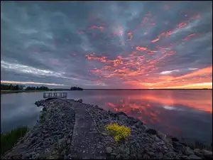 Kolorowe niebo nad jeziorem