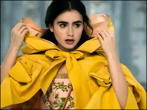 Kurteczka, Lily Collins, Żółta
