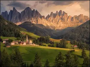 Włochy, Lasy, Zabudowania, Drzewa, Dolomity, Góry, Wieś Santa Maddalena, Masyw Odle, Dolina Val di Funes, Kościół