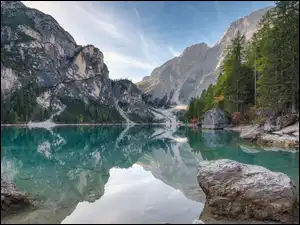 Odbicie, Jezioro, Skały, Dolomity, Drzewa, Pragser Wildsee, Lago di Braies, Włochy, Góry