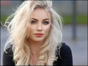 Blondynka niebieskooka