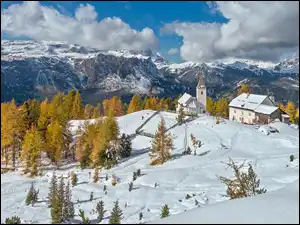 Drzewa, Sanktuarium La Crusc Santa Croce, Alta Badia, Drzewa, Góry, Południowy Tyrol, Schronisko, Zima, Chmury, Dolomity, Włochy