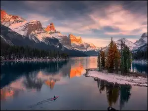 Góry, Lasy, Zima, Kajak, Jezioro, Alberta, Drzewa, Park Narodowy Jasper, Zachód słońca, Maligne Lake, Kanada