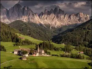 Dolina, Drzewa, Kościół, Lasy, Dolomity, Chmury, Val di Funes, Góry, Domy, Wieś Santa Maddalena, Włochy
