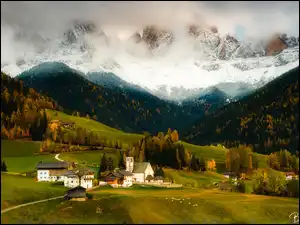Jesień, Ośnieżone, Lasy, Drzewa, Chmury, Dolina, Góry, Dolomity, Domy, Val di Funes, Włochy, Santa Maddalena, Wieś