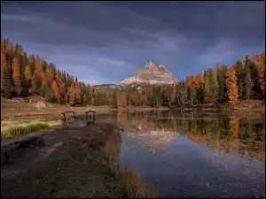 Włochy, Mostek, Jesień, Drzewa, Antorno Lake, Jezioro, Masyw Tre Cime di Lavaredo, Góry Dolomity, Las, Prowincja Belluno