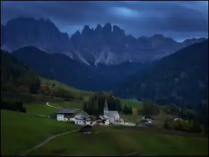 Włochy, Drzewa, Domy, Lasy, Wieś Santa Maddalena, Dolina Val di Funes, Góry, Wieczór, Dolomity, Kościół