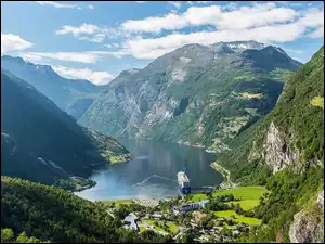 Fiord Geirangerfjorden, Góry, Lasy, Wieś Geiranger, Niebo, Statek pasażerski, Norwegia, Chmury