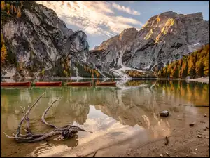 Drzewa, Południowy Tyrol, Łódki, Góry, Dolomity, Jezioro, Lago di Braies, Włochy, Pragser Wildsee