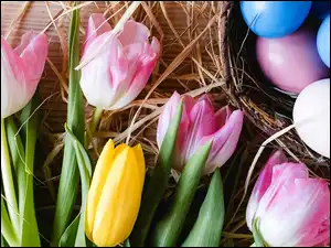 Tulipany z pisankami i sianem