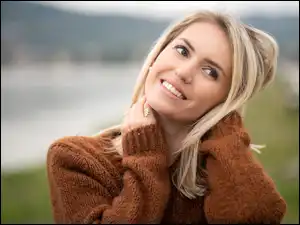 Blondynka, Sweter, Uśmiech, Kobieta, Brązowy