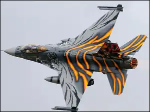 Maskowani, Myśliwiec, F-16