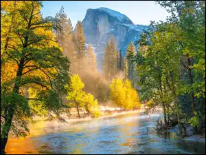 Rzeka, Drzewa, Mgła, Las, Góry, Kalifornia, Merced River, Park Narodowy Yosemite, Jesień, Szczyt Half Dome, Stany Zjednoczone