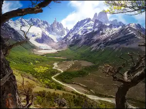 Droga w dolinie z widokiem na górę Fitz Roy w Patagonii