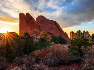 Kolorado, Garden of the Gods, Promienie słońca, Stany Zjednoczone, Drzewa, Skały, Góry