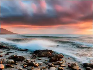 Chmury, Kalifornia, Zachód słońca, Wybrzeże, Kamienie, Malibu, Morze, Stany Zjednoczone, Fale