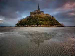 Opactwo św Michała Archanioła, Kościół, Wyspa Mont Saint-Michel, Francja, Chmury