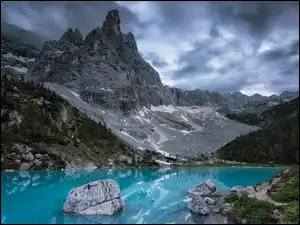 Jezioro Sorapis, Włochy, Dolomity, Drzewa, Prowincja Belluno, Masyw Sorapiss, Chmury, Góry